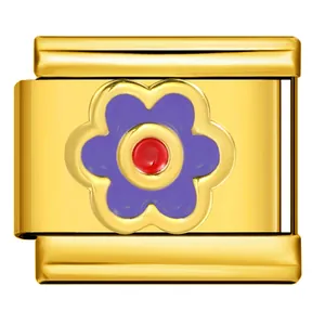 Détail d'un maillon de breloque italienne dorée avec une fleur en émail violet et rouge.