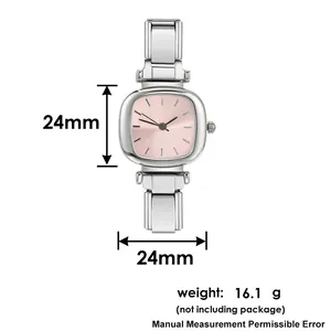 Vista dettagliata dell'orologio quadrato con quadrante rosa e dimensioni