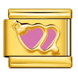 Vue détaillée d'un module de breloque italien doré avec double cœur en émail rose.