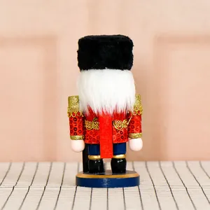 Soldado cascanueces de madera de 18 cm con abrigo de lentejuelas rojas y gorro de piel