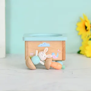Caja de música mecánica de madera artesanal con un lindo diseño de conejo y hongo