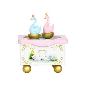 Caja de música mecánica de madera hecha a mano con elegantes cisnes para regalos románticos