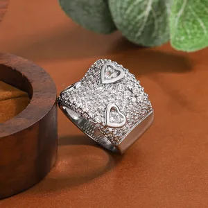 Nahaufnahme eines luxuriösen silbernen Herzrings mit vollbesetzten Moissanit-Diamanten