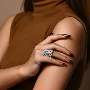 Detailansicht eines markanten geometrischen Pavé-Rings an einem Model in Luxus-Atmosphäre