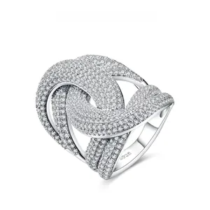 Detailansicht eines Hip-Hop-Rings mit geometrischem Design und weißen Steinen.