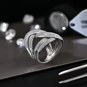 Makro-Detail eines silberfarbenen geometrischen Rings, besetzt mit Micro-Pavé-Steinen.