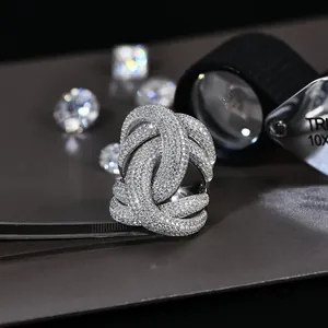 Detailansicht eines geometrischen Rings mit Mikropavé-Besatz und verflochtenen Bändern