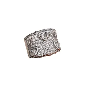 Luxuriöser herzförmiger Moissanit-Pavé-Ring mit breitem Band in Silber