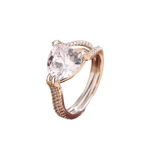 Eleganter Verlobungsring aus Roségold mit herzförmigem Stein und funkelnden Akzenten