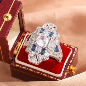 Primo piano di un anello vintage in argento con pietre blu in una scatola rossa
