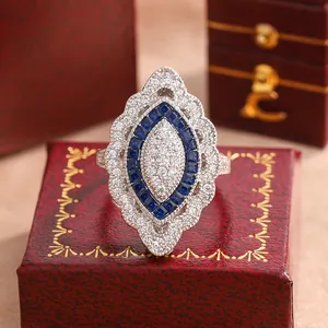 Gros plan macro détaillé d'une bague de fiançailles de luxe en saphir taille marquise
