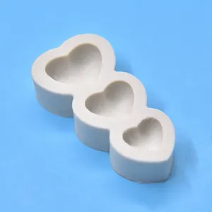 Detailweergave van een 3D siliconen mal met drie harten voor DIY geurkaarsen maken