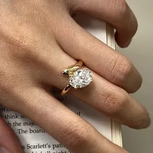 Primer plano de un anillo de oro de 18 quilates con diamante de laboratorio