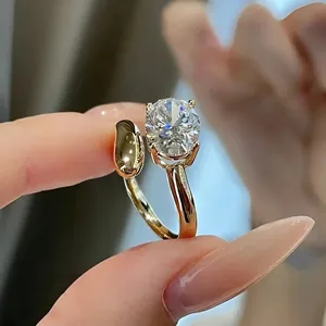 Primer plano de un anillo de oro de 18k con diamante de laboratorio y aro ondulado