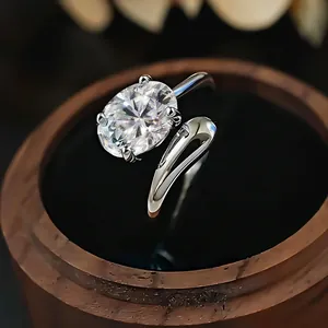 Primer plano de un anillo con diamante de laboratorio y un diseño de banda ondulada