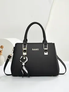 Elegante zwarte leren handtas met goudkleurig logo en zijden sjaal parelhanger