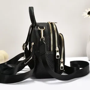 Vista laterale dettagliata di mini zaino nero da donna con doppia cerniera dorata