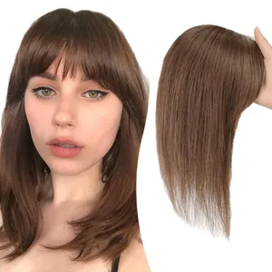 Detalle de postizo de cabello humano marrón natural con flequillo para volumen capilar