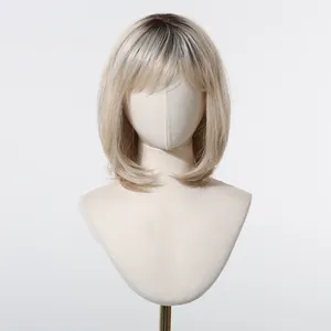 Vista muy detallada de la peluca Bob corta rubia degradada con raíces oscuras.