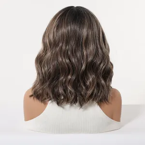 Rückansicht-Detail der welligen braunen Spitzenperücke mit blonden Highlights