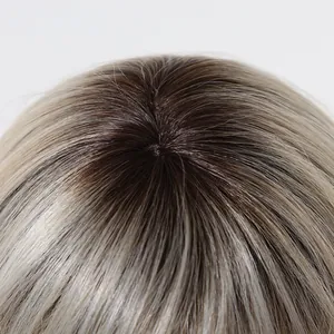 Primer plano de la coronilla de una peluca rubia degradada con textura natural