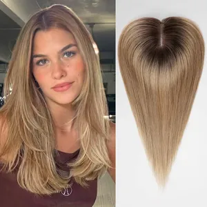 Vista detallada del peluquín de cabello humano marrón con coronilla natural y largo