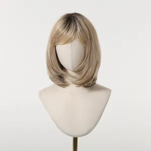 Primer plano detallado de una peluca bob rubia degradada natural en una cabeza de maniquí
