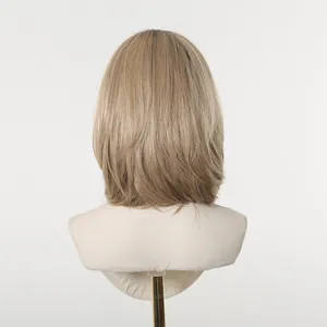 Vista trasera de una peluca bob corta rubia degradada con textura de cabello natural.