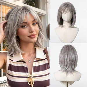 Vista detallada de peluca bob gris degradado con flequillo en maniquí