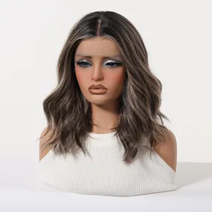 Natürliche gewellte braune Lace-Front-Perücke mit blonden Highlights auf Schaufensterpuppe