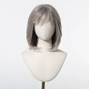 Detalle de una elegante peluca corta estilo bob gris ceniza con flequillo en cabeza maniquí