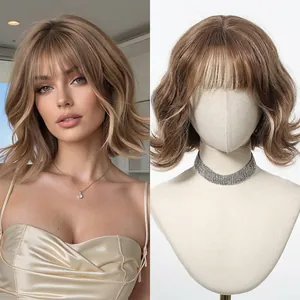 Parrucca corta bob bionda con frangia, con esposizione su modella e su manichino