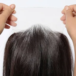 Primer plano del encaje transparente fino y los mechones de cabello natural del postizo.