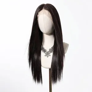 Vue détaillée d'une perruque longue et lisse 13x6 lace front noire sur une tête de mannequin.
