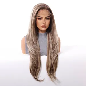 Vue détaillée d'une perruque synthétique blonde longue et dégradée avec 13x6 lace front