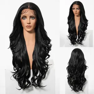 Detalle de peluca larga ondulada negra sintética lace front en maniquí
