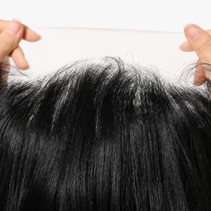 Primer plano detallado del nacimiento del pelo de encaje 13x6 en peluca negra para mujer