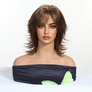 Detalle de peluca castaña estilo wolf cut con textura de cabello sintético.