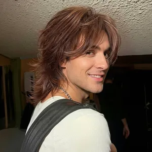 Peluca mullet unisex a capas altas con pelo sintético para un estilo wolf cut moderno