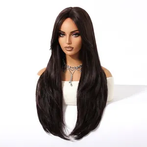 Vue détaillée d'une longue perruque brune lisse avec frange sur une tête de mannequin