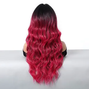 Achteraanzicht van een lange golvende synthetische pruik met een zwart naar rood ombre verloop