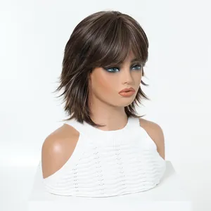 Detailansicht eines braunen, gestuften Vokuhila-Kunsthaarperücke für Cosplay-Styles