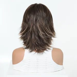 Detaillierte Rückansicht einer braunen Wolf-Cut-Vokuhila-Perücke mit Highlights