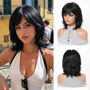 Detailansichten einer kurzen schwarzen Wolf-Cut-Vokuhila-Perücke an Model und Schaufensterpuppe