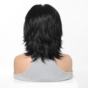 Detaillierte Rückansicht einer japanischen schwarzen synthetischen Wolf-Cut-Mullet-Perücke