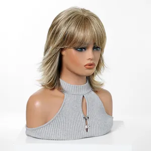 Detailansicht einer gestuften aschblonden Wolf-Cut-Perücke mit Pony auf Model