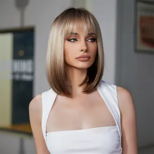 Vue détaillée d'une perruque blonde ombre lisse mi-longue avec une frange naturelle femme