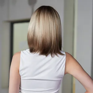 Vue arrière d'une perruque blonde ombre mi-longue et lisse avec une texture naturelle
