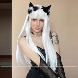 Primo piano di parrucca cosplay lunga bianca liscia con frangia e fascia per capelli a gatto