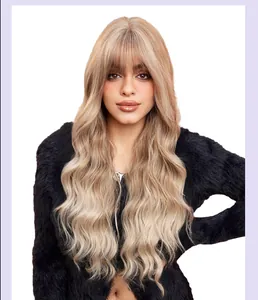 Lange golvende blonde pruik met highlights en luchtige pony voor een trendy look